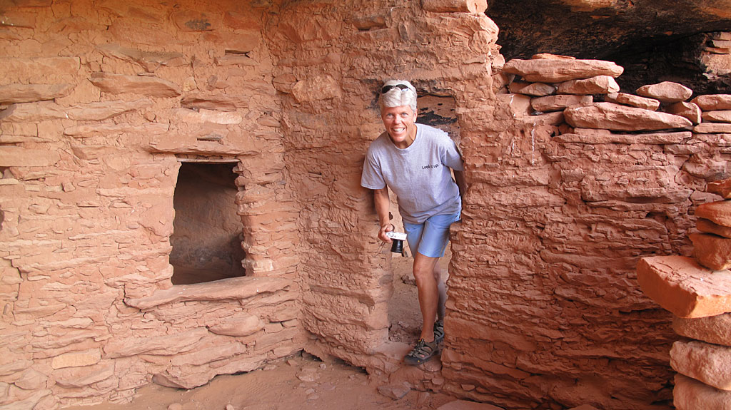 On the eastern shore of Lake Powell, we discovered some cliff dwellings in amazingly good condition. On the eastern shore of Lake Powell, we discovered some cliff dwellings in amazingly good condition.