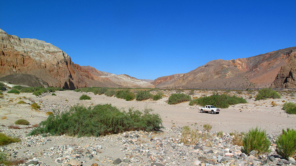 The Mojave Riverbed runs thru Afton Canyon, flowing away from the Pacific. The Mojave Riverbed runs thru Afton Canyon, flowing away from the Pacific.
