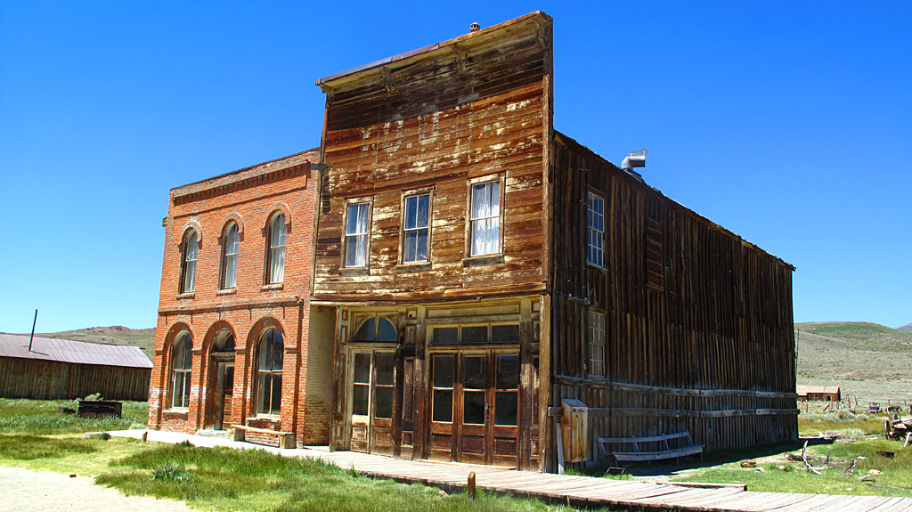 Dechambeau Hotel and Post Office (with arches) and the I.O.O.F. Hall. Dechambeau Hotel and Post Office (with arches) and the I.O.O.F. Hall.