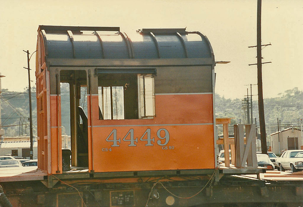 Just so the real train wouldn't get damaged during police shoot-outs, the film crew constructed a fake cab and mounted it to a flat car.