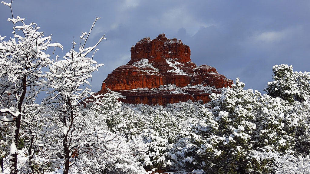 Bell Rock near the Village of Oak Creek is reputed to have strong Vortex energy all around it. In 1987 over 5,000 New Agers gathered here to be part of the worldwide Harmonic Convergence, waiting for Bell Rock's top to open and reveal a rising spaceship. This is perfectly normal behavior in Sedona, or any part of the world where groups of moonstruck people congregate.