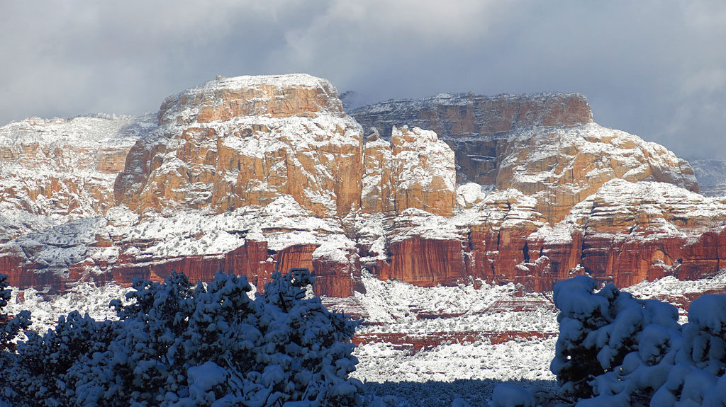A layer of cream-colored Coconino Sandstone lies on top of the reddish Schnebly Hill Sandstone near Boyton Pass Road.