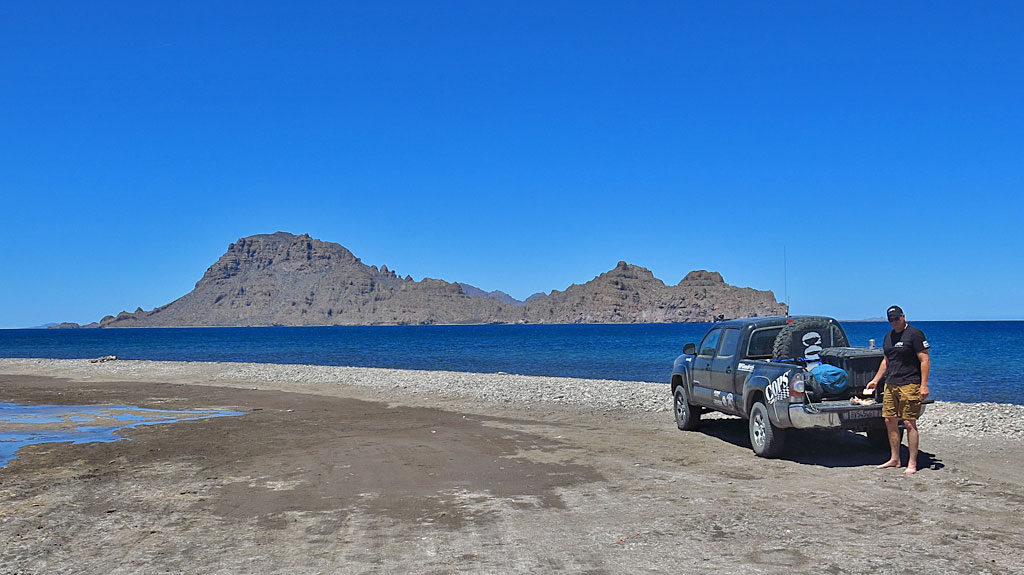 We're heading north quickly, but stop for a tailgate lunch on the beach at Ligüí.