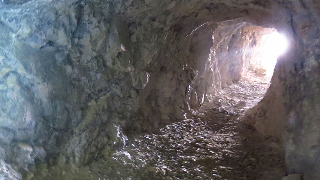 This mine went about 50' into the mountain, then dead-ended. Remember kids, don't try this at home -- you'll have to go to the desert and find your own abandoned mine.