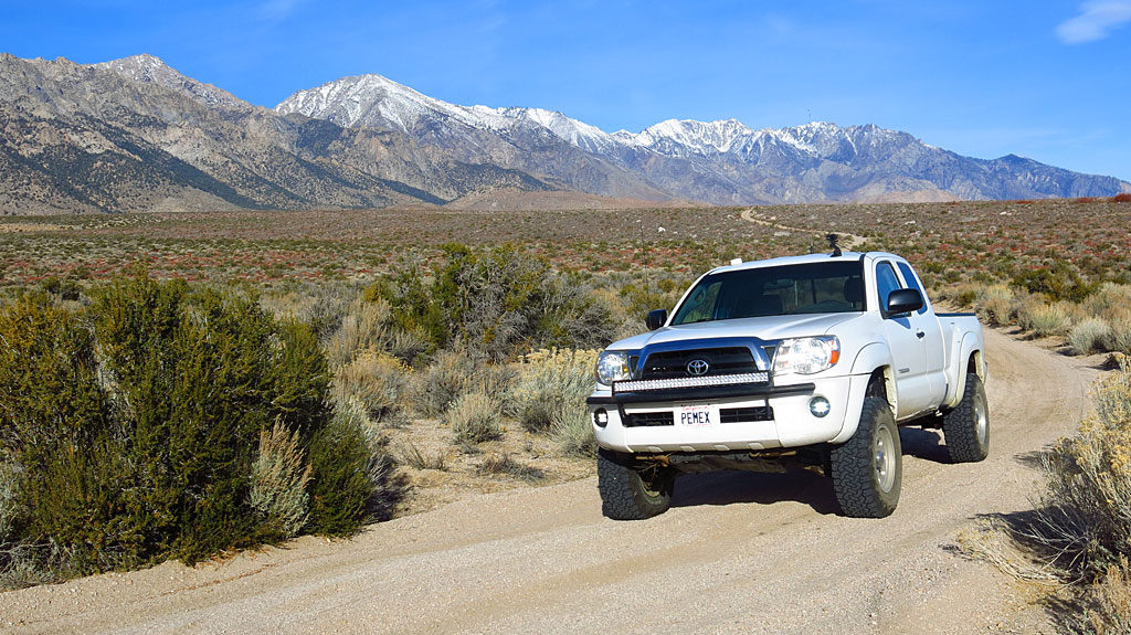 On the way home we opted to take Foothill Road to the Alabama Hills, paralleling Highway 395. More fun because it's dirt!